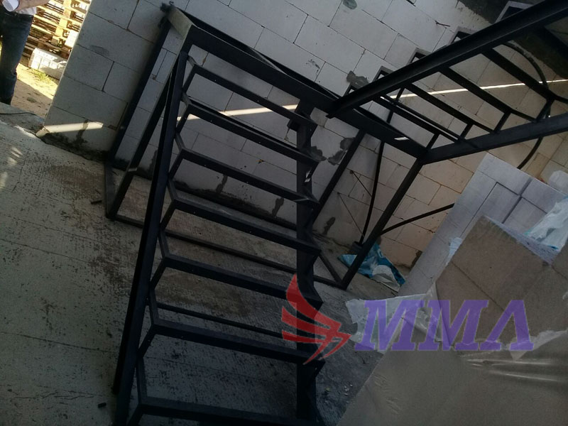 П-образный каркас лестницы с доме из пеноблока в городе Воскресенск ...